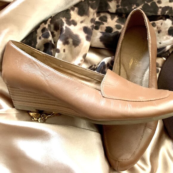 Aerosoles Classic Camel Pumps 8 M—Priced to go!  Half price! - Picture 1 of 7